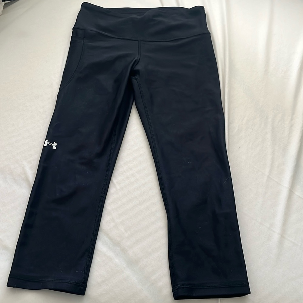 Used good condition size small Under Armour 3/4 length leggings.